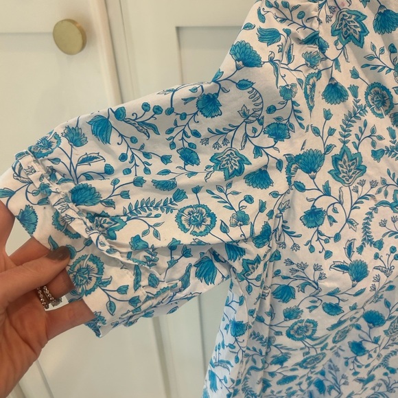 Draper James Blue and White Floral Blouse 100% cotton!medium excellent condition - Picture 3 of 5